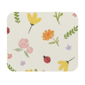 Pode incluir: Um fundo branco com um padrão repetitivo de flores amarelas, laranja, rosa e roxas, folhas verdes e joaninhas vermelhas.