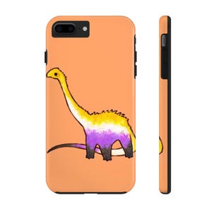 Könnte beinhalten: Eine Handyhülle mit einem pfirsichfarbenen Hintergrund und einer Cartoon-Illustration eines gelben, weißen und violetten Dinosauriers. Der Dinosaurier ist ein langhalsiges, vierbeiniges Wesen mit einem langen Schwanz.