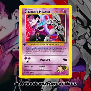 Puede incluir: Una carta coleccionable de Pokémon con Giovanni's Mewtwo. La tarjeta tiene un borde amarillo y muestra una ilustración de Giovanni y Mewtwo. El texto de la tarjeta incluye "Psyburn" y "Energy Control". La tarjeta mide 201 cm y pesa 122 kg.