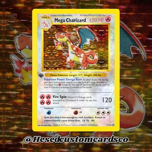 Peut inclure: Carte Pokémon Mega Charizard avec bordure jaune. La carte présente un dragon rouge et orange avec des ailes bleues. Le texte de la carte comprend "Mega Charizard", "150 HP" et "Fire Spin". La carte mesure 170 cm de long et pèse 90 kg.