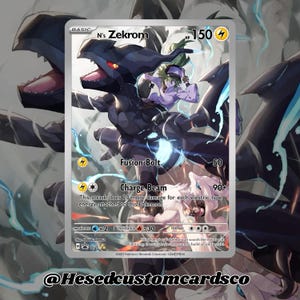 Puede incluir: Una tarjeta coleccionable con N's Zekrom. La tarjeta tiene una ilustración en blanco y negro de una criatura parecida a un dragón con una persona montada en ella. La tarjeta tiene texto que incluye "Fusion Bolt" y "Charge Beam".