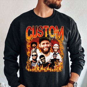 Puede incluir: Sudadera negra con un gráfico de una banda en llamas. El texto "CUSTOM Text" está por encima de los miembros de la banda.