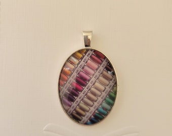 PENDENTIF UNIQUE, Bijoux créatifs faits main, Couture, Fils colorés, Bijoux argentés, Cadeau d'anniversaire unique, Beau cadeau,