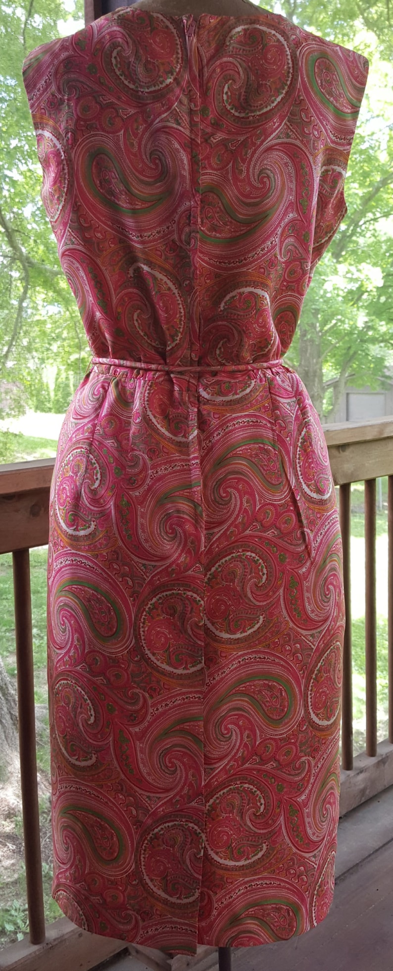 Vintage Lined Fitted Sheath Dress in PinkSalmon Paisley Size 14 Sleeveless Pure Silk Avalon Classics Inc