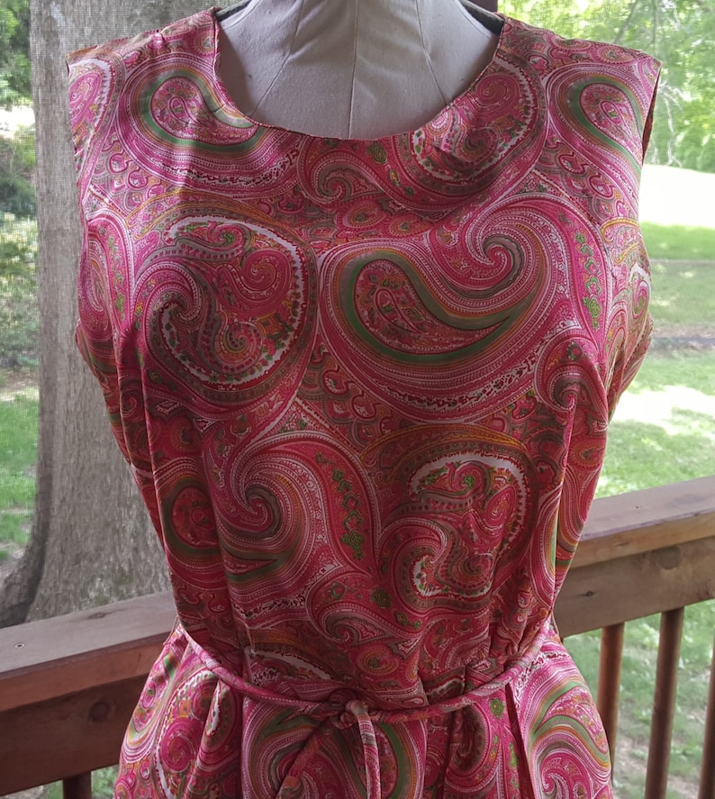 Vintage Lined Fitted Sheath Dress in PinkSalmon Paisley Size 14 Sleeveless Pure Silk Avalon Classics Inc