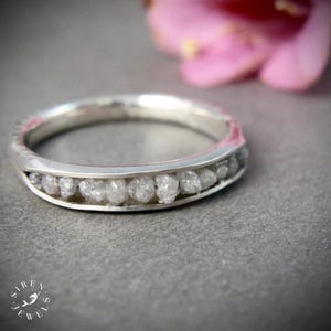 Stapelring met ruwe grijze diamant en sterling zilveren band voor haar