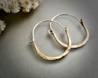 Pendientes de aro martillados en oro y plata de ley – Joyería artesanal minimalista en metales mixtos, aros informales