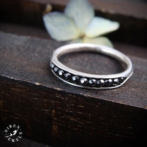 Anillo pequeño de hematita y plata de ley – Anillo delicado de piedra preciosa hecho a mano, anillo minimalista apilable