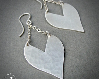 Gehämmertes Herzohrring-Design aus Sterlingsilber – Kunsthandwerklicher Schmuck „Heart Strings“