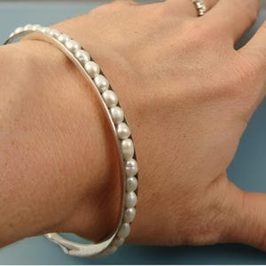 Pearl and 925 sterling silver stacking bangle bracelet, White pearl coquette bracelet, Classic pearl jewelry, Gifts for her, Siren jewels