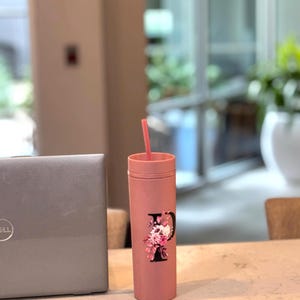 Copo personalizado com letra floral