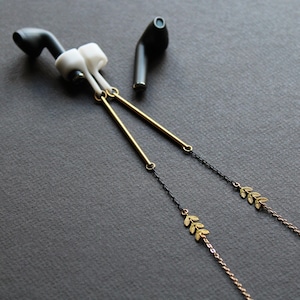 No-loss magnetic earpods necklace brass leaves, gold and black ear buds strap chain, modern earphones lanyard wireless ear pods cord Clovia image 1