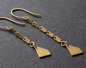 Boucles d'oreilles dépareillées géométriques en laiton, boucles d'oreilles asymétriques pour femmes, boucles d'oreilles à chaîne linéaire épaisse, long chevron d'or moderne - Vinata