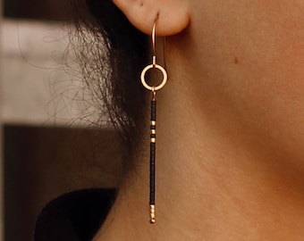 Boucles d'oreilles en perles noires mates et dorées, boucles d'oreilles fines et linéaires en perles de rocaille, cercle rond géométrique, boucles d'oreilles minimalistes en laiton modernes - Larna