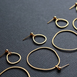 Gold hoop earrings mismatched earrings asymmetrical earring brass jewelry small large dainty hoops minimal circle earrings Topo Earrings 5 zdjęcie 6