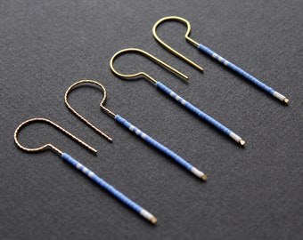 Boucles d'oreilles en perles de rocaille bleu céruléen et blanc, boucles d'oreilles linéaires en perles de rocaille, créoles ouvertes modernes minimalistes, fil de laiton unique inhabituel - Boucle