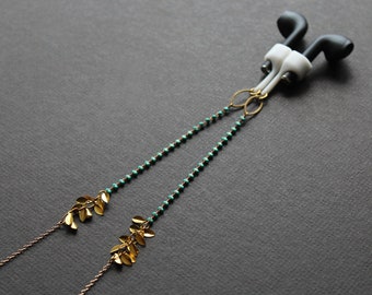 Sangle d'écouteur anti-perte moderne, collier porte-cosses d'oreille sans fil bleu turquoise avec feuilles en laiton, lanière de cordon d'écouteurs sans fil - Uzima