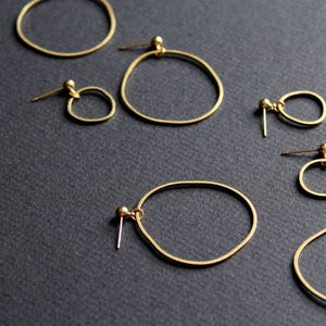 Gold hoop earrings mismatched earrings asymmetrical earring brass jewelry small large dainty hoops minimal circle earrings Topo Earrings 5 zdjęcie 1
