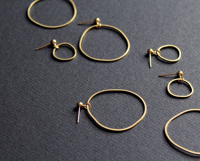 Gold hoop earrings mismatched earrings asymmetrical earring brass jewelry small large dainty hoops minimal circle earrings Topo Earrings 5 zdjęcie 1