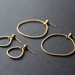 Gold hoop earrings mismatched earrings asymmetrical earring brass jewelry small large dainty hoops minimal circle earrings Topo Earrings 5 zdjęcie 3