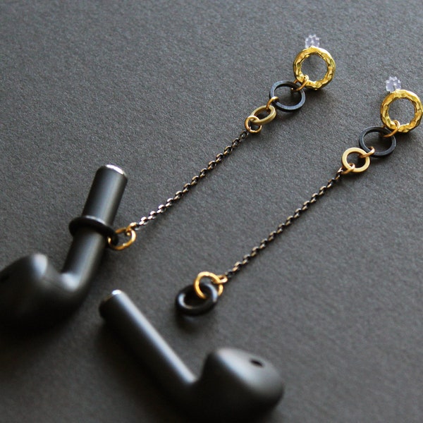 Boucles d'oreilles boutons en noir et or avec anneau en silicone, chaîne porte-embouts anti-perte, clou d'oreille rond rond en laiton moderne - Obila