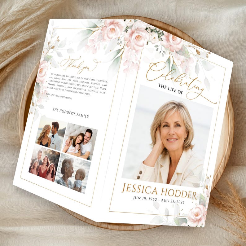 K&ouml;nnte beinhalten: Ein gefaltetes Trauerprogramm mit zarten rosa Blumenillustrationen, goldenem Text mit der Aufschrift Celebrating The Life Of sowie dem Namen Jessica Hodder und Daten. Das Layout enth&auml;lt ein gro&szlig;es Portr&auml;tfoto und vier kleinere Familienfotos.