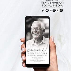 以下が含まれることがあります： スマートフォン画面に笑顔の男性の白黒写真。テキストは「Celebrating the life of HENRY HODDER August 17, 1967 - November 23, 20XX Service to be held at [church name] [address] Followed by a reception at [church name] [address]」