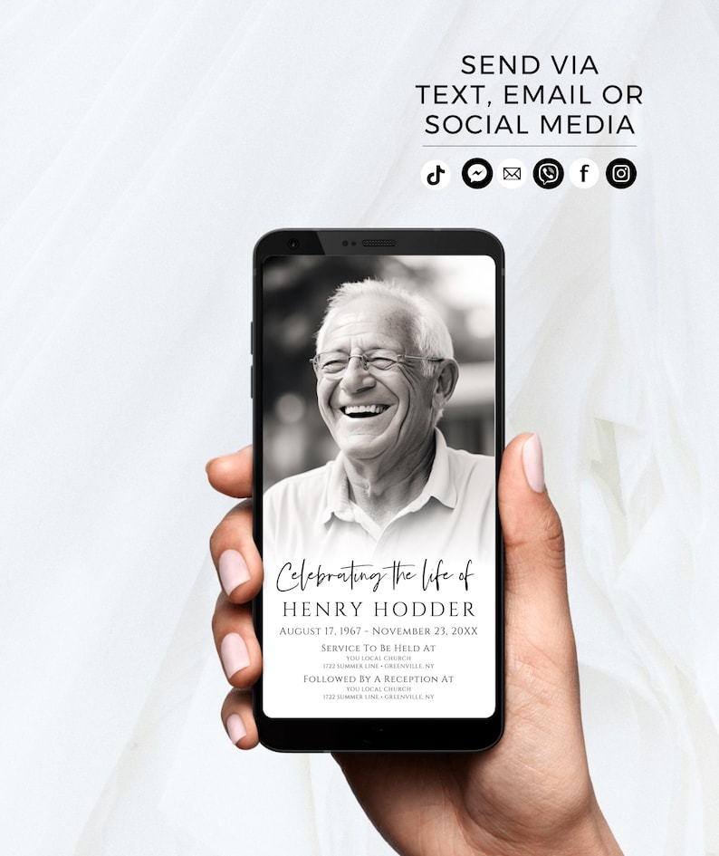 以下が含まれることがあります： スマートフォン画面に笑顔の男性の白黒写真。テキストは「Celebrating the life of HENRY HODDER August 17, 1967 - November 23, 20XX Service to be held at [church name] [address] Followed by a reception at [church name] [address]」
