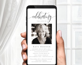 Puede incluir: Un teléfono inteligente muestra un anuncio conmemorativo. El texto dice "celebrando la vida de Kate Hodder". El anuncio incluye la fecha, la hora y el lugar del servicio y la recepción. El fondo es una foto en blanco y negro de una mujer.
