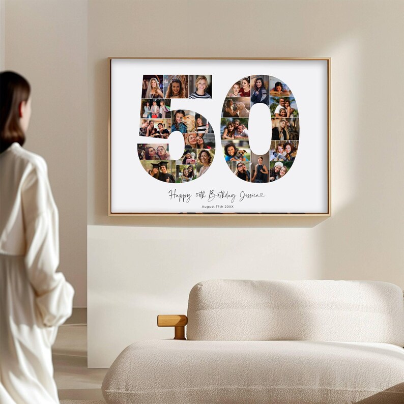 K&ouml;nnte beinhalten: Ein gerahmtes Fotocollage mit der Zahl 50, gef&uuml;llt mit mehreren Fotos. Der Text "Happy 50th Birthday Jessica" und das Datum "August 11th 20XX" stehen darunter. Der Rahmen hat eine goldene Oberfl&auml;che.