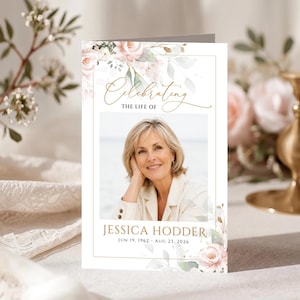 K&ouml;nnte beinhalten: Eine gefaltete Trauerprogrammkarte mit einem zentralen Foto einer Person, dem goldenen Text Celebrating THE LIFE OF, dem Namen JESSICA HODDER und den Daten JUN 19, 1962 - AUG 23, 2026, verziert mit aquarellierten rosa Rosen und gr&uuml;nen Bl&auml;ttern.