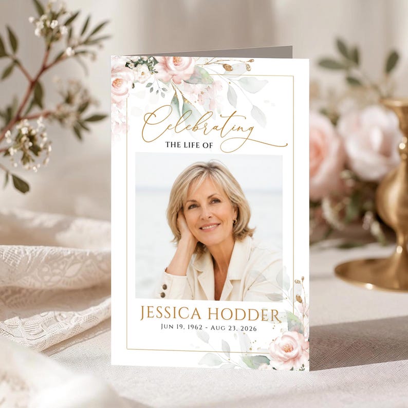K&ouml;nnte beinhalten: Eine gefaltete Trauerprogrammkarte mit einem zentralen Foto einer Person, dem goldenen Text Celebrating THE LIFE OF, dem Namen JESSICA HODDER und den Daten JUN 19, 1962 - AUG 23, 2026, verziert mit aquarellierten rosa Rosen und gr&uuml;nen Bl&auml;ttern.