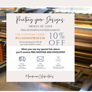 K&ouml;nnte beinhalten: Eine Werbegrafik mit dem Text "Printing your Designs" und "Prints of Love". Sie enth&auml;lt einen Gutscheincode f&uuml;r 10% Rabatt auf Bestellungen &uuml;ber 49 $ und erw&auml;hnt kostenlosen Versand und Umschl&auml;ge. Das Logo von Moonbeam Celebrations ist ebenfalls vorhanden.