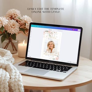 K&ouml;nnte beinhalten: Ein Laptop zeigt eine digitale Vorlage f&uuml;r ein Trauerprogramm auf der Canva-Oberfl&auml;che. Der Bildschirm zeigt ein florales Design mit dem Text Celebrating the life of Jessica Hodder, June 29, 1962 - Aug 21, 2026. Der Text EASILY EDIT THE TEMPLATE ONLINE WITH CANVA ist sichtbar.