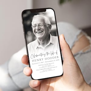 以下が含まれることがあります： スマートフォン画面に笑顔の男性が写っている白黒写真。画面のテキストは「Celebrating the life of HENRY HODDER AUGUST 17, 1967 - NOVEMBER 23, 20XX SERVICE TO BE HELD AT YOU LOCAL CHURCH 1722 SUMMER LINE - GREENVILLE, NY FOLLOWED BY A RECEPTION AT YOU LOCAL CHURCH 1722 SUMMER LINE - GREENVILLE, NY」です。
