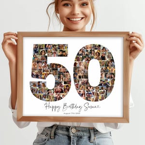K&ouml;nnte beinhalten: Ein gerahmtes Fotocollage mit der Zahl "50", die aus zahlreichen kleinen Fotos gebildet wird. Die Worte "Happy Birthday Susane" und das Datum "August 17th 20XX" sind darunter in Kursivschrift geschrieben. Der Rahmen ist aus hellem Holz.