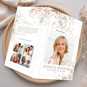 K&ouml;nnte beinhalten: Ein gefaltetes Trauerprogramm mit aquarellierten rosa Rosen und gr&uuml;nen Bl&auml;ttern. Die Vorderseite zeigt ein Portr&auml;t, den Text "Celebrating the life of Jessica Hodder" und Daten. Die Innenseite enth&auml;lt einen Dankestext und vier Fotos.