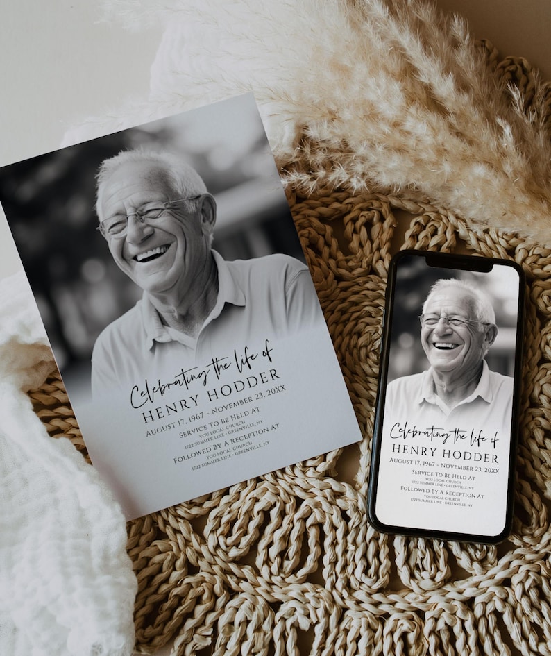 以下が含まれることがあります： 笑顔の男性の写真と「Celebrating the life of Henry Hodder August 17, 1967 - November 23, 20XX Service to be held at ... followed by a reception at ...」というテキストが書かれた白黒の追悼カードです。