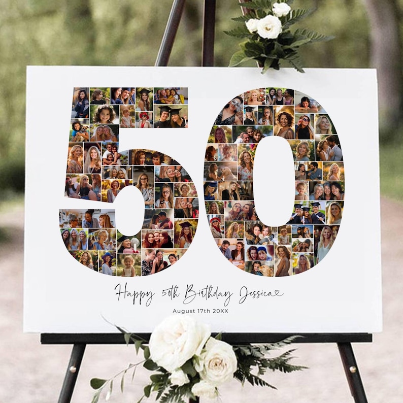K&ouml;nnte beinhalten: Ein wei&szlig;es Schild mit der Zahl "50", die aus einer Collage von Fotos besteht. Auf dem Schild steht "Happy 50th Birthday Jessica" und "August 17th 20XX" in schwarzer Schrift. Es wird auf einer schwarzen Staffelei mit wei&szlig;en Blumen pr&auml;sentiert.