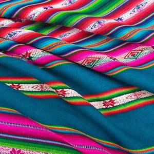 Op de afbeelding: Een kleurrijke geweven stof met strepen in rood, roze, blauw, groen en wit. De stof is gevouwen en gedrapeerd, waardoor het ingewikkelde patroon zichtbaar is.