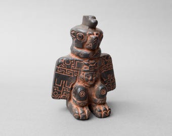 Idole de condor chamanique précolombienne faite à la main, art tribal pré-inca andin, poterie cérémonielle de Tiwanaku, sculpture noire en Bolivie au Pérou