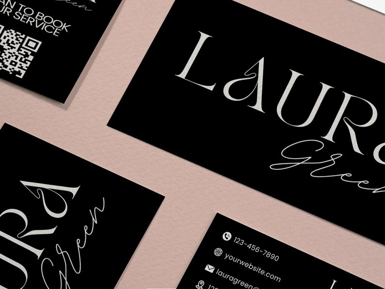 Op de afbeelding: Zwarte visitekaartjes met witte tekst en een QR-code. De kaarten tonen de naam "Laura Green" in een stijlvol lettertype. Contactgegevens staan ook op de kaarten, zoals een telefoonnummer en websiteadres. De achtergrond is lichtroze.