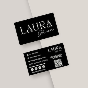 Op de afbeelding: Twee zwarte visitekaartjes met witte tekst. De bovenste kaart toont "LAURA Green" in een stijlvol lettertype. De onderste kaart bevat contactgegevens, social media-iconen en een QR-code met de tekst "SCAN TO BOOK OUR SERVICE".