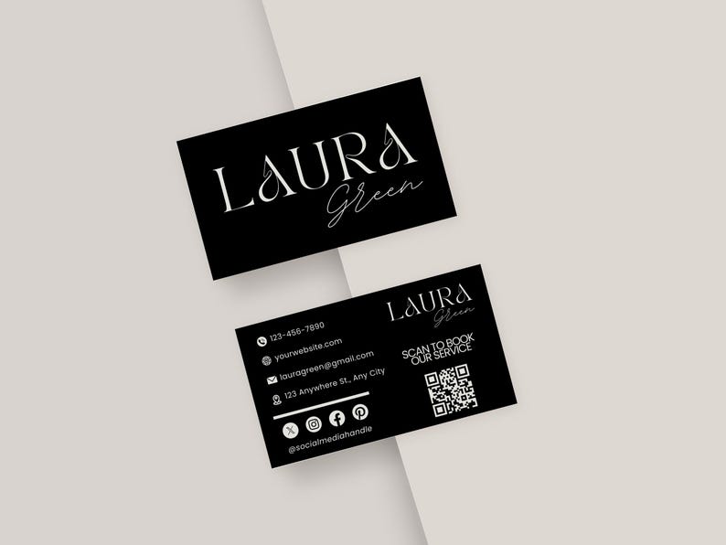 Op de afbeelding: Twee zwarte visitekaartjes met witte tekst. De bovenste kaart toont "LAURA Green" in een stijlvol lettertype. De onderste kaart bevat contactgegevens, social media-iconen en een QR-code met de tekst "SCAN TO BOOK OUR SERVICE".