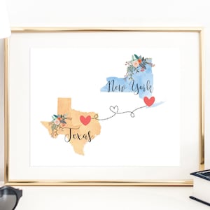 K&ouml;nnte beinhalten: Ein Aquarelldruck der Bundesstaaten New York und Texas mit einer gepunkteten Linie, die sie verbindet. Die Bundesstaaten sind mit floralen Akzenten und Herzen verziert. Der Text "New York" und "Texas" steht unter jedem Bundesstaat.