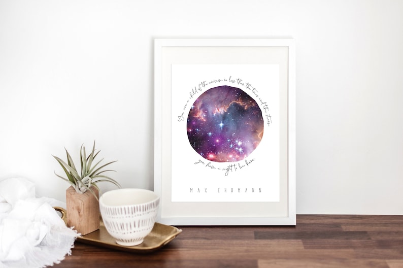 Puede incluir: Una impresi&oacute;n enmarcada en blanco con una cita sobre el universo y una imagen de galaxia en el centro. La cita dice "Eres un hijo del universo no menos que los &aacute;rboles y las estrellas, tienes derecho a estar aqu&iacute;." - Max Ehrmann.