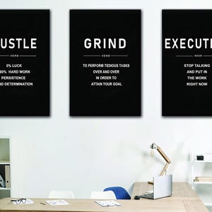 Puede incluir: Tres carteles motivacionales en blanco y negro con las palabras "Hustle", "Grind" y "Execution" en texto blanco. Cada cartel tiene una definición de la palabra debajo.