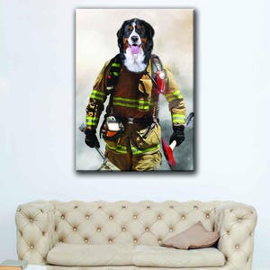 Peut inclure: Impression sur toile d'un Bouvier Bernois vêtu d'un uniforme de pompier. Le chien porte un uniforme marron et jaune avec des rayures vertes, des gants noirs et un appareil respiratoire. Il tient une hache et une barre à mine.