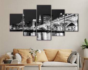 Cuadro decorativo de la silueta de Cleveland: Paisaje urbano en blanco y negro, 5 paneles.