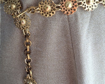 cinturón de cadena floral en tono dorado alrededor de los años 80